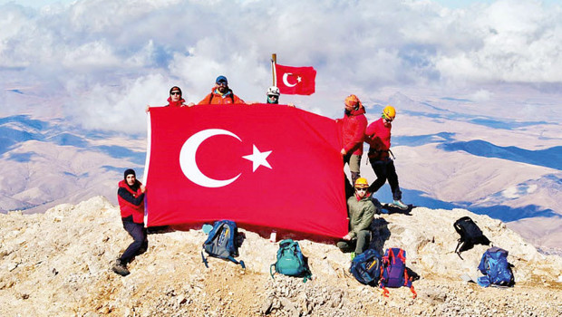 Cumhuriyet zirvede