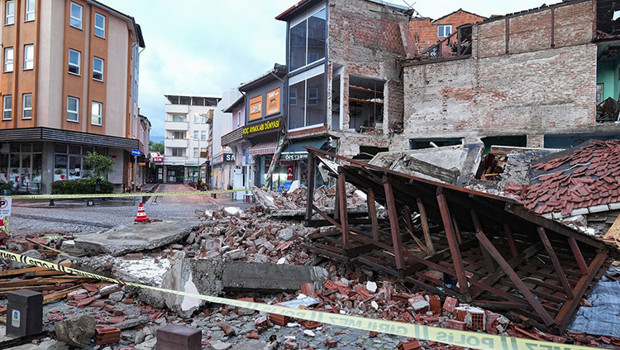Dün geceden beri 500, 3 ayda 12.000 sarsıntı: Sındırgı'da deprem fırtınası | '6 büyüklüğünde yeni depremler sürpriz olmaz' 'Bu mesaj çok daha önemli'