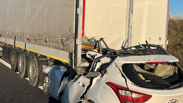 İstanbul'da feci kaza! Otomobil TIR'ın altına girdi: 1 ölü