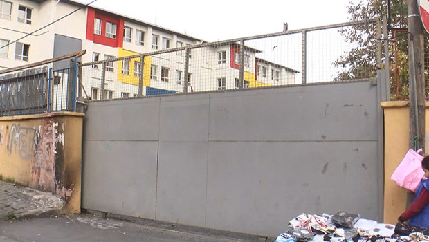 İstanbul'da okulda dehşet! Kapı öğrencilerin üzerine düştü, 1'i ağır 4 yaralı