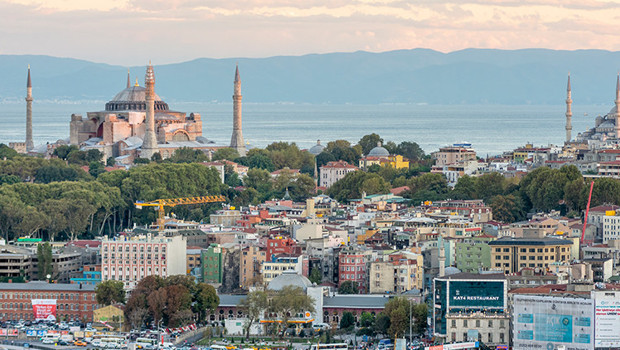 İstanbul'un imajına zarar veriyorlar! Taciz boyutuna varmıştı... Valilik yeni önlemler aldı: 50 santimden fazla yaklaşamayacaklar