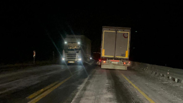 Kar ve buzlanma... Ilgar Geçidi’nde TIR’lar yolda mahsur kaldı