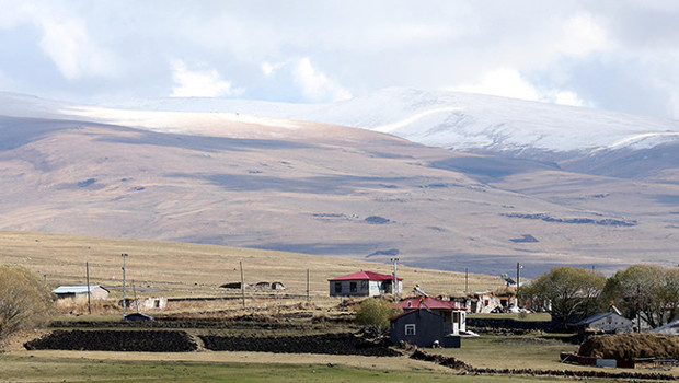 Kentte etkili olan sağanak yağış yerini kar yağışına bıraktı! Yüksek kesimler beyaza büründü