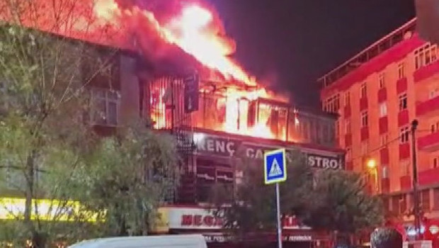 Sultangazi'de kafe alev alev yandı