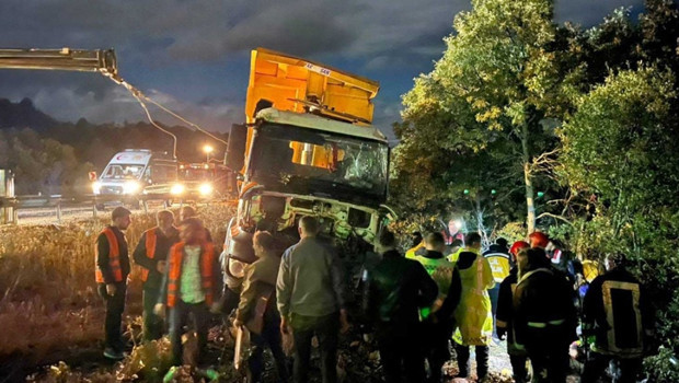 Yoldan çıkan kamyon devrildi: 2 ölü, 1 yaralı!