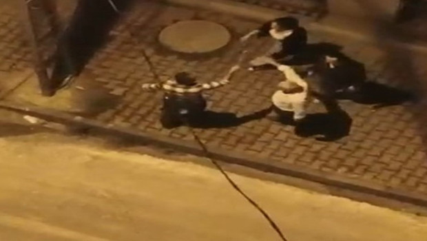 Arnavutköy'de komşuların gürültü kavgası kamerada; sopayla saldırdılar