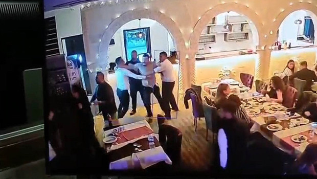 Eğlence mekanında garsonla kavga edip ateş açtılar!