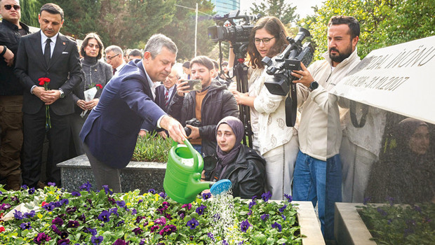 Erdal İnönü’ye ‘CHP’ rozetli anma