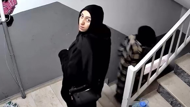 Ev sahibi kameradan seslendi! Neye uğradıklarını şaşırdılar, apar topar kaçtılar
