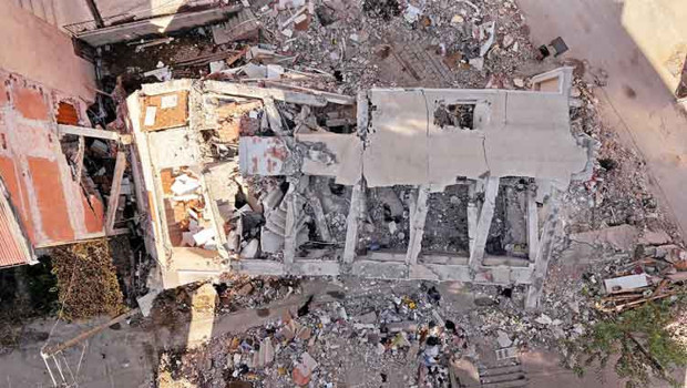 Gebze’de bina zeminden dolayı çökmüş