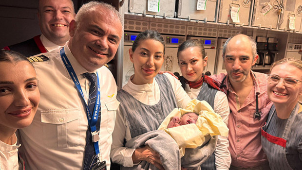 İstanbul'dan kalkan THY uçağında bebek sürprizi