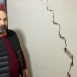 İzmir'de evlerinde çatlaklar oluşan mahalleli çözüm bekliyor