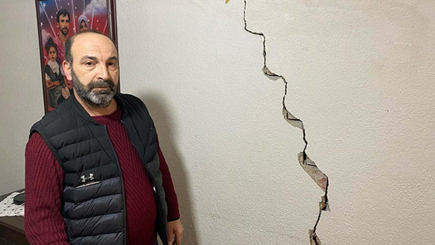 İzmir'de evlerinde çatlaklar oluşan mahalleli çözüm bekliyor