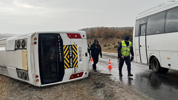 Okul servisi devrildi: 28'i öğrenci 29 yaralı