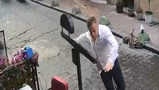 Otel çalışanını darbettiler, kurşunların hedefi oldular! Saldırı anı kamerada