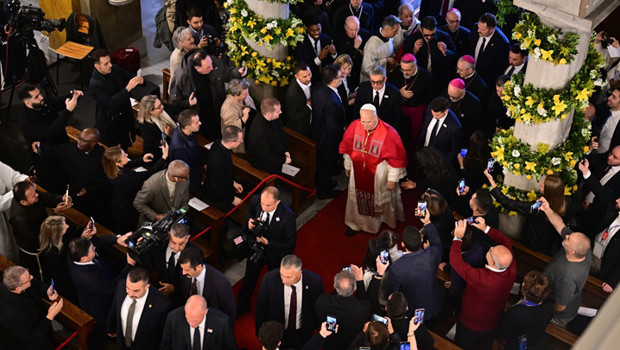 Papa 14. Leo, Saint Esprit Katedrali'ni ziyaret etti