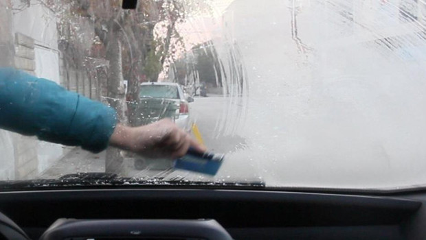 Sıcaklık eksi 5 dereceye kadar düştü! Araçların camları buz tuttu