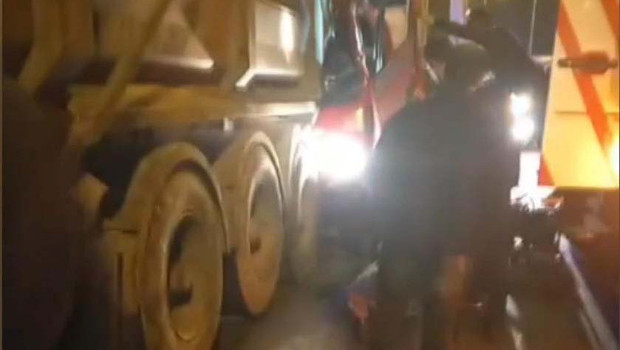 Silivri TEM Otoyolu'nda zincirleme kaza; yaralı şoförü itfaiye kurtardı