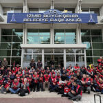 Sosyal haklarını alamayan İzmir Büyükşehir Belediyesi işçileri oturma eylemi başlattı