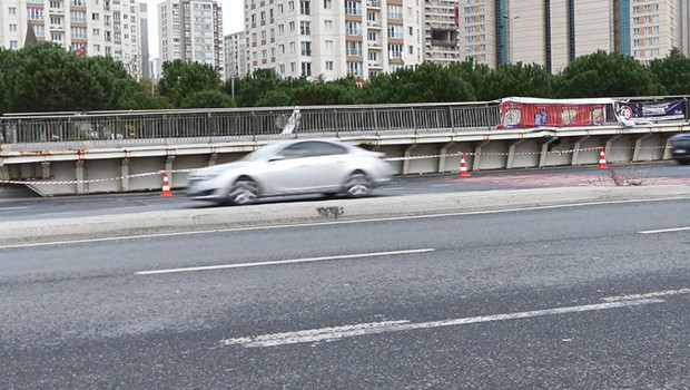 TIR'ın parçaladığı üst geçit sökülerek kaldırıldı