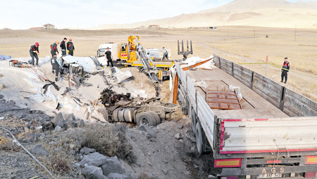 Toprak yığınına çarpan TIR’ın şoförü öldü