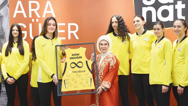 Ünlü voleybolcularla formalı hatıra