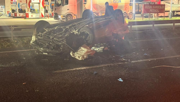 Ankara-Eskişehir yolunda feci kaza! Otomobil tıra arkadan çarpıp takla attı: 1 ölü, 1'i ağır 3 yaralı