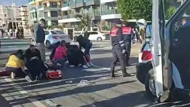 Antalya'da otomobil ile üçteker çarpıştı: 2 ölü, 1 ağır yaralı