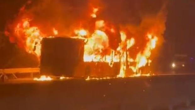 Arnavutköy'de İETT otobüsü alev alev yandı