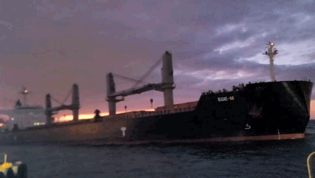 Beşiktaş'ta panik anları... Sürüklenen kuru yük gemisi son anda durdu! 'Büyük bir felaket olabilirdi'