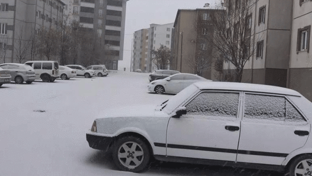 Bitlis'in merkez ve Güroymak ilçesinde eğitime kar engeli