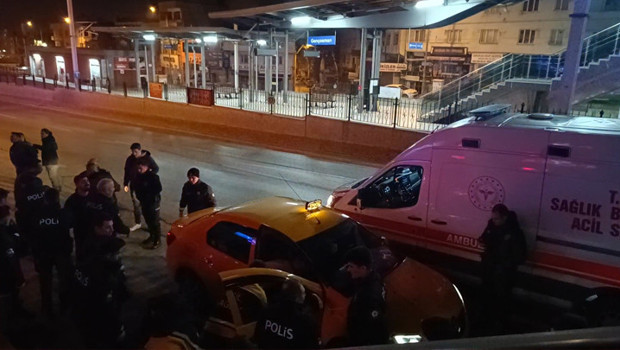 Bursa'da eğlence mekanının önünde silahlı kavga: 1'i ağır 2 yaralı