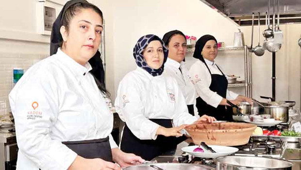 Depremzede kadınlar yemeklerini yarıştırdı