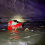 Hakkari'de hafif ticari araç Zap Suyu'na yuvarlandı