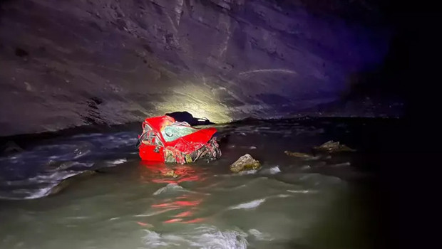 Hakkari'de hafif ticari araç Zap Suyu'na yuvarlandı