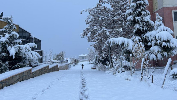 Hava sıcaklığı sıfırın altında 5 dereceye kadar düştü! Yoğun kar yağışı... Uçak seferleri rötar yaptı