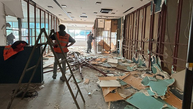 İşletmeler tarafından izinsiz inşa edildi: Şişli'deki AVM'de kaçak yapılar yıkıldı