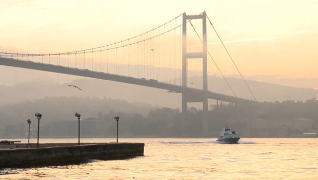 İstanbul'da boğaz trafiğine sis engeli