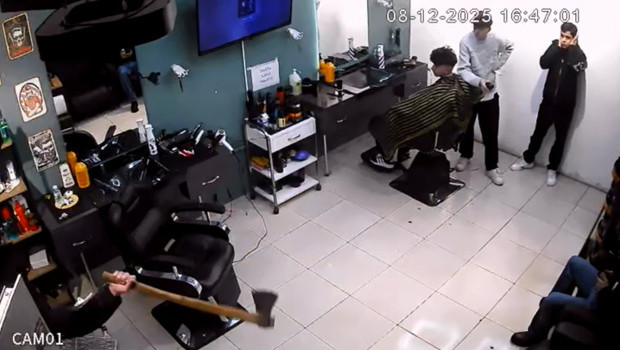 Kağıthane’de baltalı saldırgan kuaförün klimasını parçaladı! 'Bizi kesmeye mi gelmiş bilmiyorum'