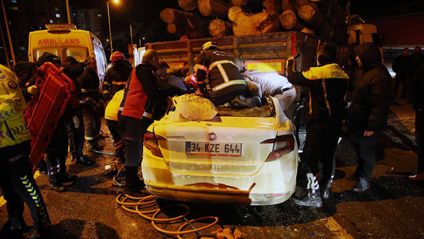 Kastamonu'da tıra çarpan otomobildeki 1 kişi öldü, 2 kişi yaralandı
