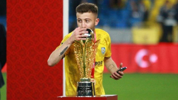 Kocaeli'de silahlı saldırı! 1'i futbolcu 3 yaralı