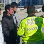 Kız çocuğuna çarpıp kaçmaya çalıştı, 100 metre ileride polis yakaladı