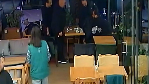 Nefes borusuna çay kaçtı, arkadaşı Heimlich manevrasıyla kurtardı