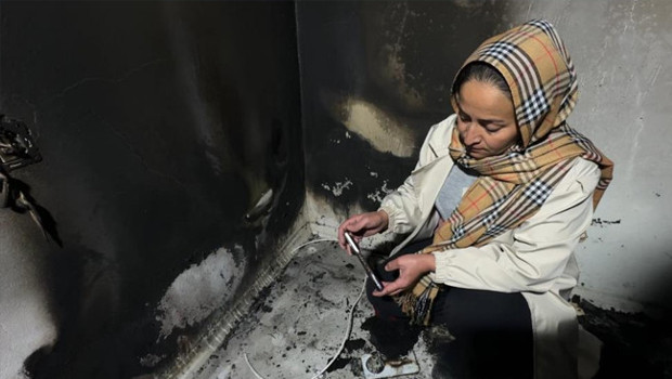 Şarja takılı olan telefon patladı: Çığlık seslerine uyandı! | Aile ölümden döndü: 'Evime giremiyorum, ağır bir koku var'