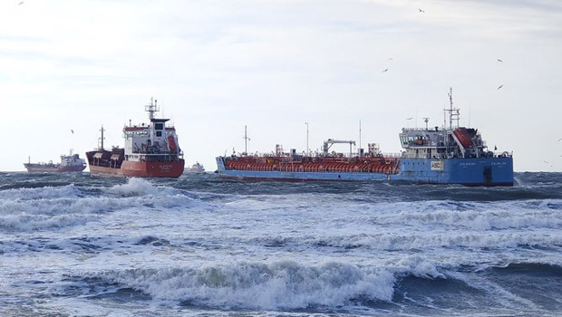 Son dakika...Küçükçekmece açıklarında iki tanker birbirine temas etti! Tankerlerden biri kurtarıldı