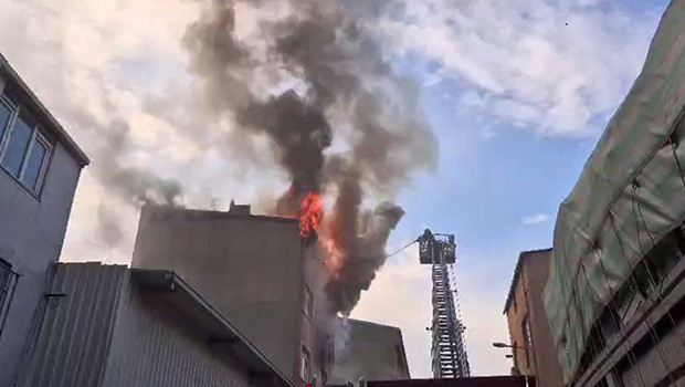 Sultangazi'de korkutan yangın! Panikle camdan atladı