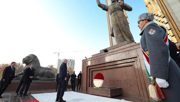 TBMM Başkanı Kurtulmuş, Duşanbe'deki İsmail Somoni Anıtı'na çelenk bıraktı