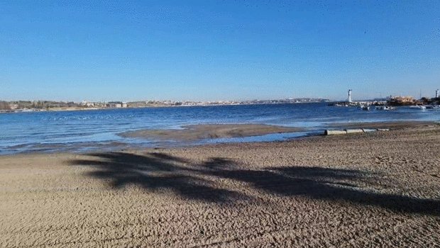 Tekirdağ'da deniz 20 metre çekildi! Kum adacıkları oluştu