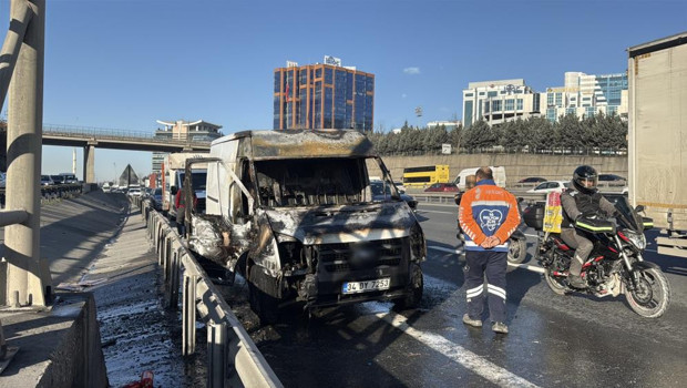 TEM Otoyolu'nda araç alev aldı