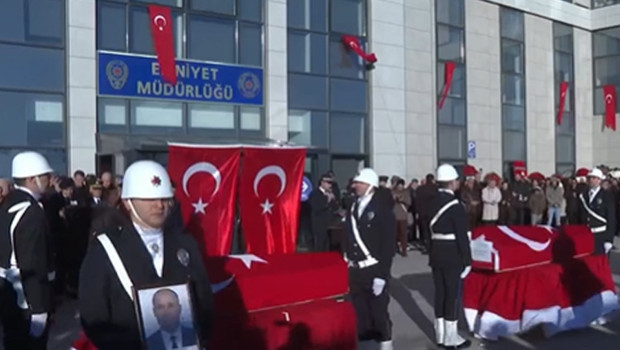 Yalova Emniyeti'nde şehit polisler için tören | Acılı eşin isteği yerine getirildi... Anne babası yoktu, mahşeri kalabalıkla uğurlandı